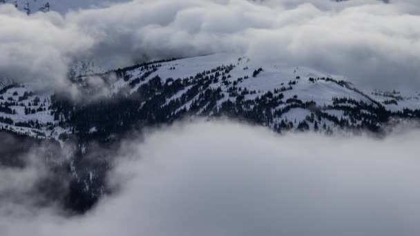 Hermosa vista del lapso de tiempo de Whistler Mountain y el paisaje natural canadiense — Vídeos de Stock