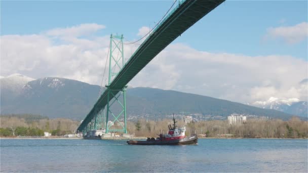 Rebocador industrial puxando uma carga em Burrard Inlet — Vídeo de Stock