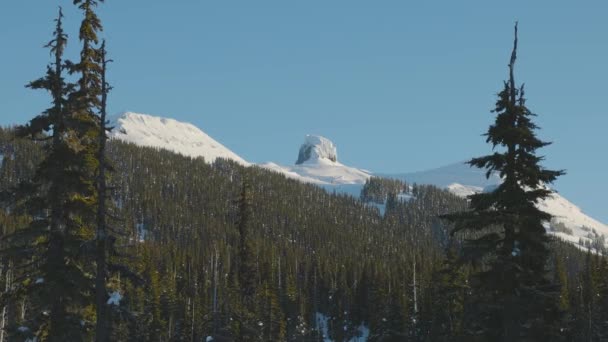 Hermoso paisaje cubierto de nieve en la naturaleza de montaña canadiense — Vídeo de stock