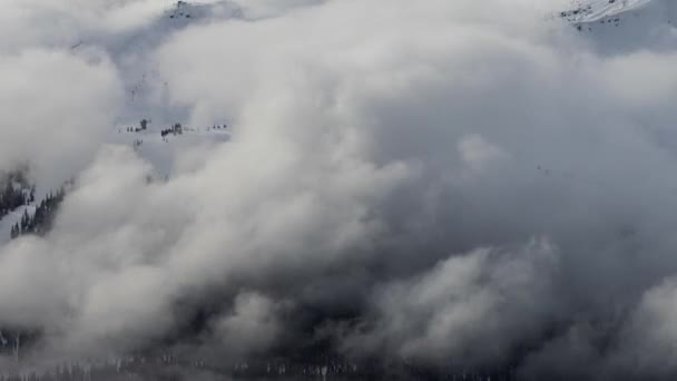 Hermosa vista del lapso de tiempo de Whistler Mountain y el paisaje natural canadiense — Vídeo de stock