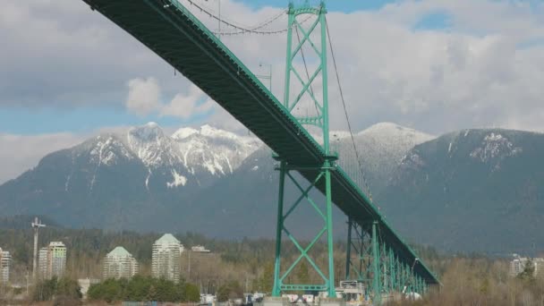 Berühmter historischer Ort, die Lions Gate Bridge im Stanley Park — Stockvideo