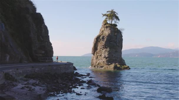 Seawall en Stanley Park y el famoso Siwash Rock — Vídeo de stock