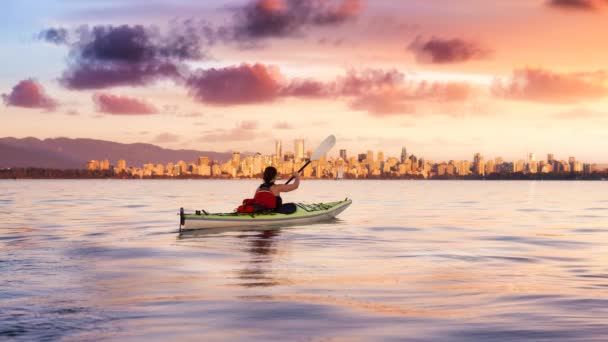 Cinemagraph Continuous Loop Animation. Donna su un kayak da mare sta remando nell'oceano — Video Stock