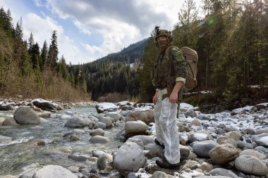Asker Taktik Üniforması Giyiyor