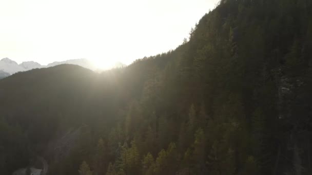 Luftaufnahme der wunderschönen kanadischen Berglandschaft. — Stockvideo