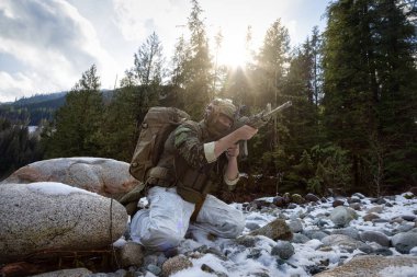 Asker Taktik Üniforması Giyiyor
