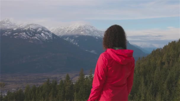 겨울 일출을 맞으며 산에서 하이킹을 하는 영리 한 소녀. — 비디오