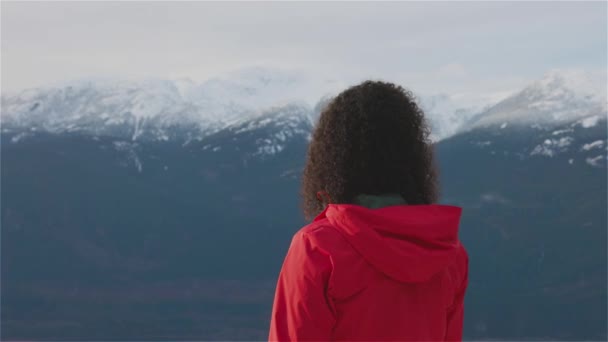 Περιπετειώδες κορίτσι Πεζοπορία στα βουνά κατά τη διάρκεια ενός ηλιόλουστου χειμερινού ηλιοβασιλέματος. — Αρχείο Βίντεο