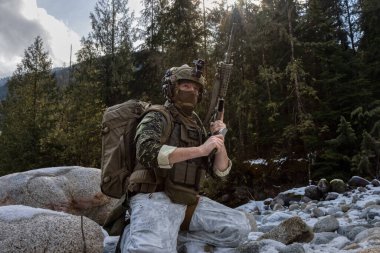 Asker Taktik Üniforması Giyiyor