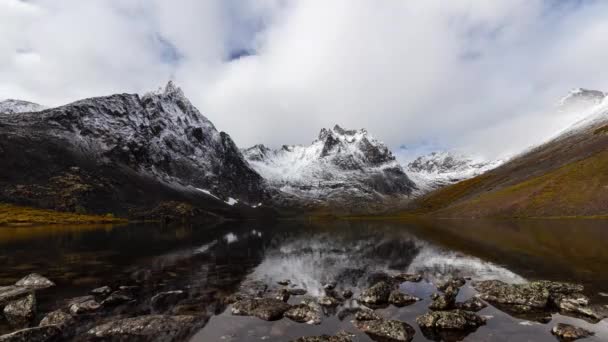 Grizzly Lake in Tombstone Territory Park, Yukon, Καναδάς. — Αρχείο Βίντεο