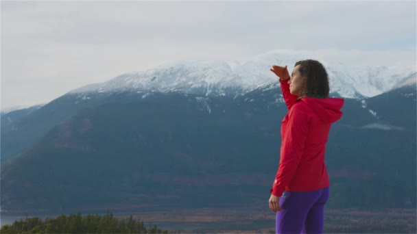 Przygód Dziewczyna Wędrówki w górach podczas słonecznego zimowego zachodu słońca. — Wideo stockowe