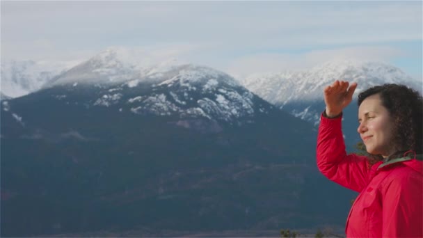 Пригодницька дівчина Похід в гори під час сонячного зимового заходу сонця . — стокове відео
