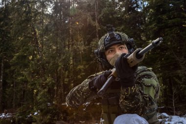 Asker Taktik Üniforması Giyiyor