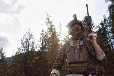 Asker Taktik Üniforması Giyiyor