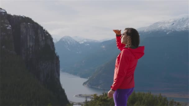 Chica aventurera Senderismo en las montañas durante un soleado atardecer de invierno. — Vídeos de Stock