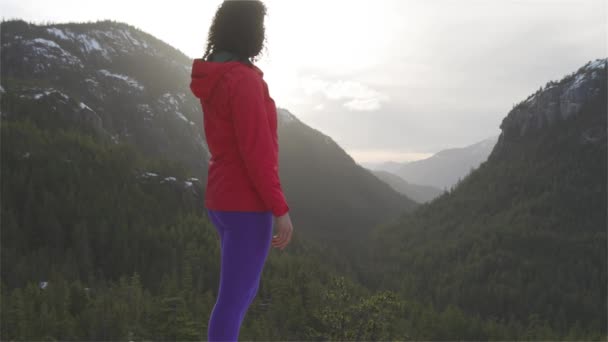 Przygód Dziewczyna Wędrówki w górach podczas słonecznego zimowego zachodu słońca. — Wideo stockowe
