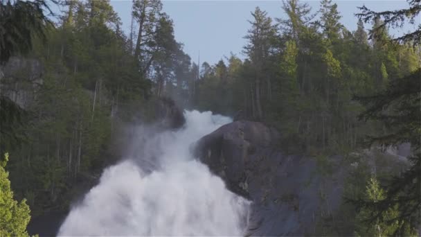 Vista de Shannon Falls y el agua corriendo por el cañón — Vídeo de stock