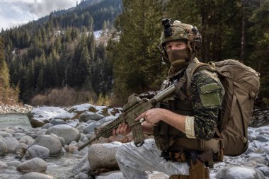 Asker Taktik Üniforması Giyiyor