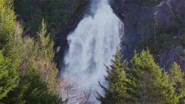 Shannon Şelalesi manzarası ve kanyondan akan su