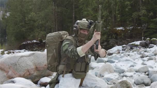 Taktikai egyenruhát viselő katona. — Stock videók