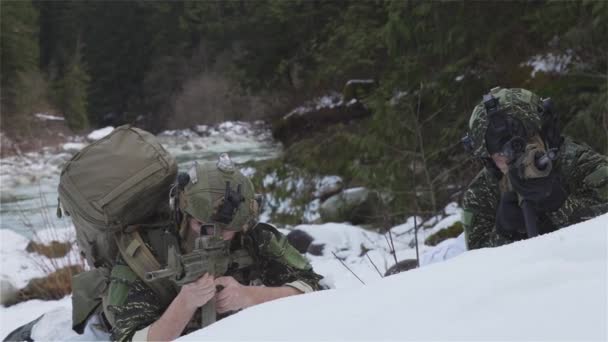 Armeeangehörige in taktischer Uniform — Stockvideo