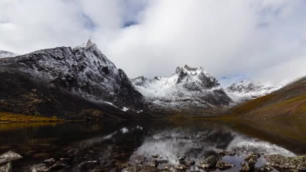 Grizzly Lake im Tombstone Territorial Park, Yukon, Kanada. — Stockvideo