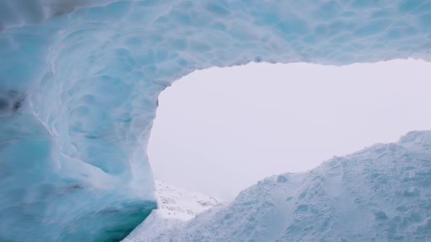 Вид на ледяную пещеру в США — стоковое видео