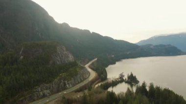 Squamish yakınlarında Howe Sound 'da denizden Sky Hwy' ye