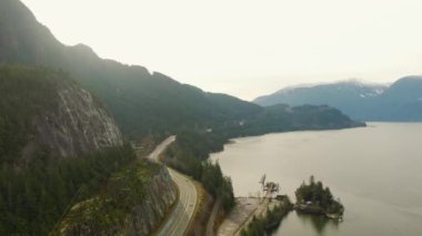 Squamish yakınlarında Howe Sound 'da denizden Sky Hwy' ye