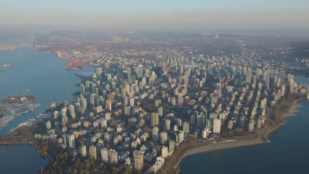 Vista aérea del centro de la ciudad moderna — Vídeo de stock
