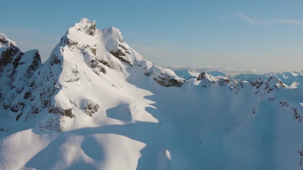 Vue Aérienne D'un Avion De Magnifique Paysage De Montagne Canadien Neige — Video