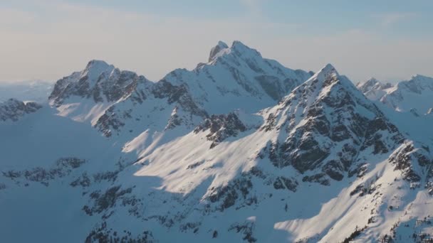 Güzel Karlı Kanada Dağ manzaralı bir uçaktan hava görüntüsü — Stok video