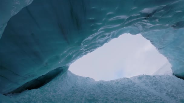 Bella veduta della Grotta di Ghiaccio nelle Alpi — Video Stock