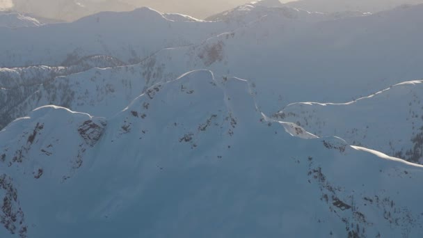 Вид с воздуха с самолета красивого снежного канадского горного пейзажа — стоковое видео