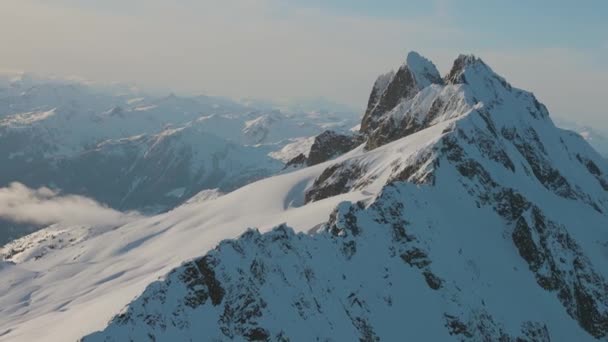 아름다운 눈 이내리쬐는 캐나다 산 풍경에 떠 있는 비행기에서 바라본 공중 광경 — 비디오