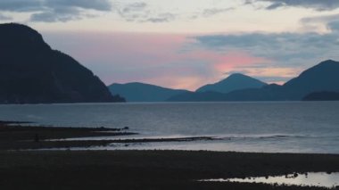 Kanada Dağlarının Güzel Panoramik Manzarası