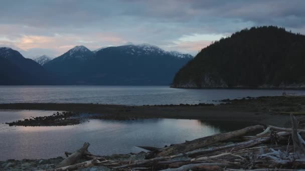 Bela vista panorâmica da paisagem montanhosa canadense — Vídeo de Stock