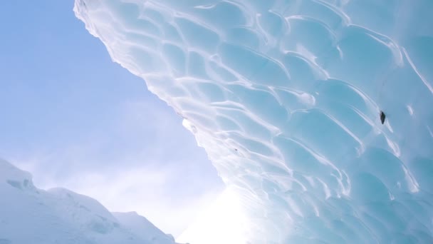 Vacker utsikt över isgrottan i Alperna — Stockvideo