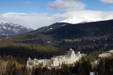 Ünlü bir kayak merkezindeki bir köyde Chalets ve Tatil Evleri