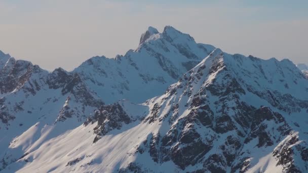 Vista aérea de um avião de bela paisagem de montanha canadense nevado — Vídeo de Stock