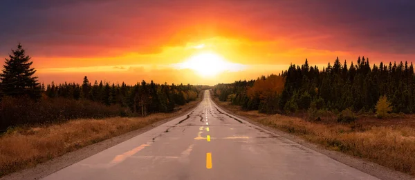 Landschaftlich reizvolle Autobahn an einem lebhaften sonnigen Tag im Herbst. — Stockfoto