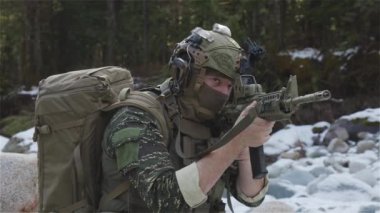 Asker Taktik Üniforması Giyiyor