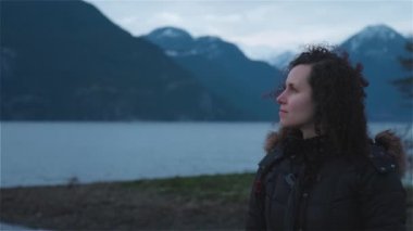 Maceracı Yetişkin Kadın Pasifik Okyanusu Sahili manzarasını seyrediyor.