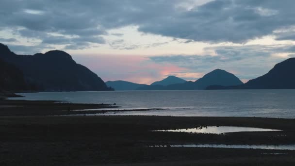 Bela vista panorâmica da paisagem montanhosa canadense — Vídeo de Stock