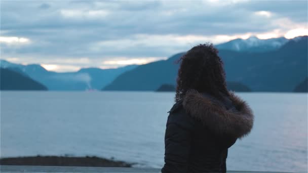 Dobrodružná dospělá žena s výhledem na pobřeží Tichého oceánu — Stock video