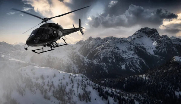 Kanada Rocky Dağları üzerinde uçan siyah helikopter.
