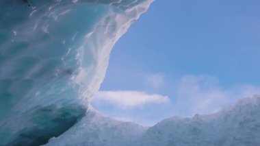 Alplerdeki Buz Mağarası 'nın Güzel Manzarası