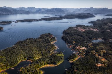 Bamfield adındaki Kızılderili Rezervi 'ndeki küçük bir kasabanın hava görüntüsü.