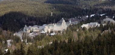 Ünlü bir kayak merkezindeki bir köyde Chalets ve Tatil Evleri