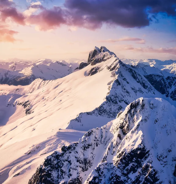 雪に覆われたカナダの山の風景 — ストック写真